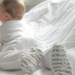 Bio-Babystrampler weiß mit Füßchen